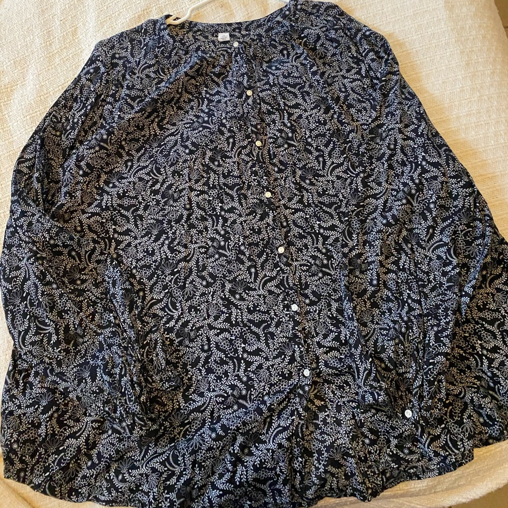 Old Navy blue and white paisley top